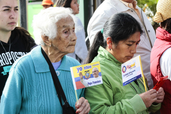 Fieles esperan el paso del papa Francisco en su camino al parque Bicentenario en Quito.