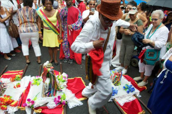 La fiesta de Santiago Ap&oacute;stol concluy&oacute; el domingo con la procesi&oacute;n, luego de una misa, y recorri&oacute; varias calles hasta llegar a la calle 105, en pleno coraz&oacute;n de El Barrio, donde los tres Santiagos fueron recibidos a ritmo de tambores con la bomba puertorrique&ntilde;a, heredada de la cultura africana.  