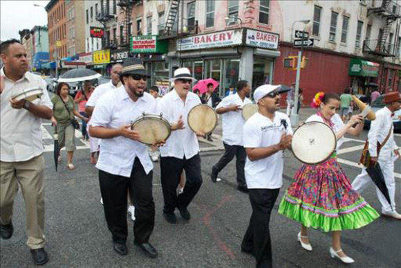 La devoci&oacute;n a Santiago Ap&oacute;stol sigue vigente en la Gran Manzana, donde fue tra&iacute;da por los emigrantes boricuas hace 38 a&ntilde;os desde la localidad de Lo&iacute;za Aldea, al noreste del pa&iacute;s, y que ahora se celebra durante tres d&iacute;as con la colorida fiesta en la que conviven el fervor religioso y la influencia de la tradici&oacute;n africana.    (NY, EE.UU.).
