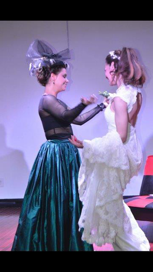 Zulema Clares y Annia Bu en una escena de "La boda".
