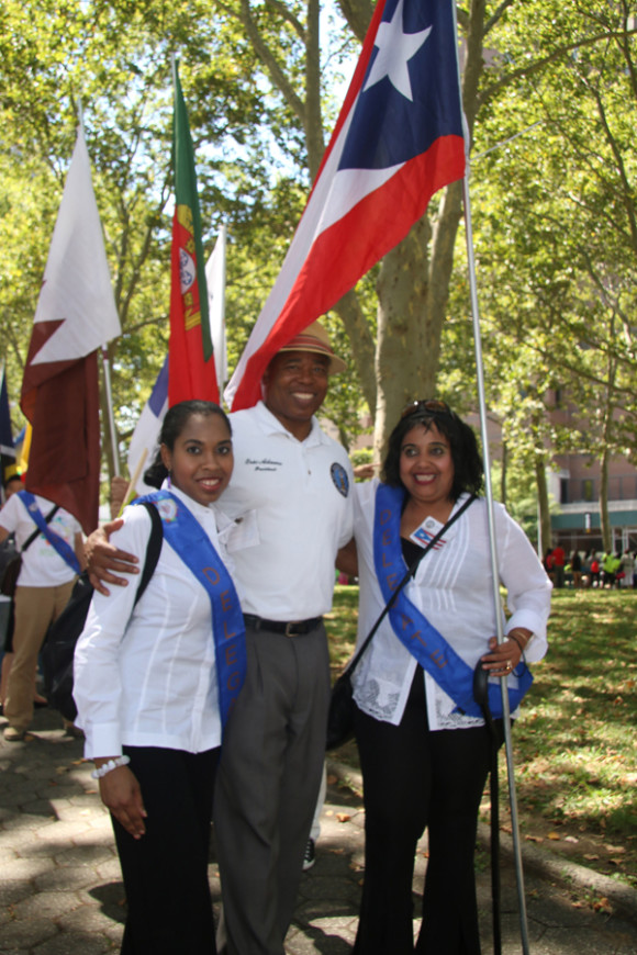 Jessenia y Angie Filomeno de la organización Filomeno Family Foundation representando a Puerto Rico junto a Erick L. Adams presidente del condado de Brooklyn al concluir el desfile.