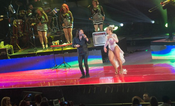 Marco Antonio Solis y una encantadora bailarina.    