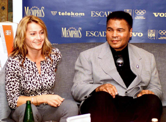 Leyendas del deporte, el excampe&oacute;n mundial de boxeo Muhammad Ali y la gimnasta rumana Nadia Comaneci. 