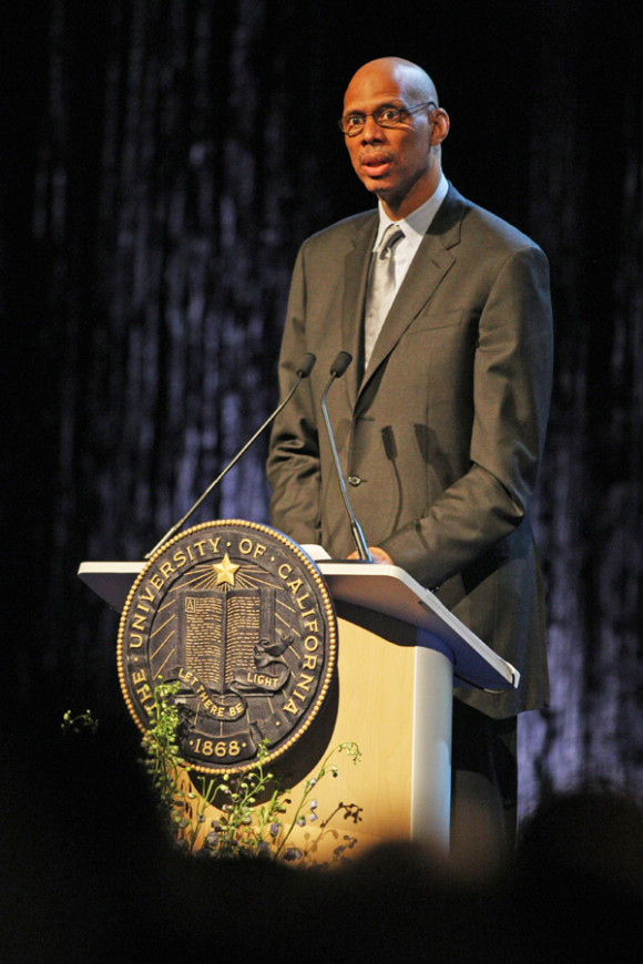 El exjugador de la UCLA y NBA Kareem Abdul Jabbar participa en 2010, en el homenaje al exentrenador de baloncesto de la UCLA John Wooden en el Pauley Pavilion de la Universidad de California en Los &Aacute;ngeles. 