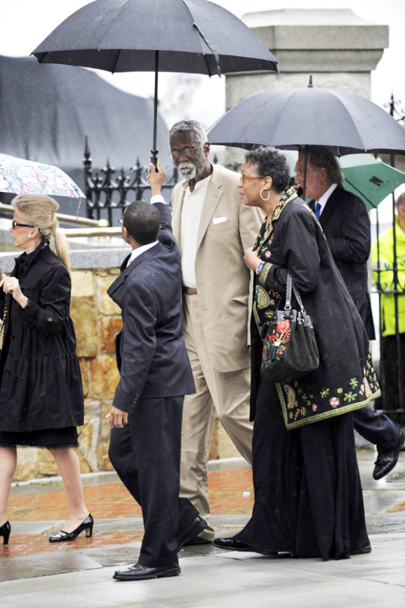 El exjugador de baloncesto de la NBA, Bill Russel (c), a su llegada a la iglesia cat&oacute;lica Nuestra Se&ntilde;ora del Perpetuo Socorro en Boston, Massachusetts.
