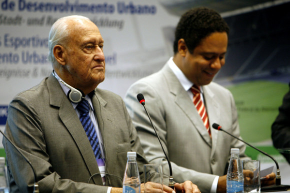 El presidente honorario de la FIFA, Jo&atilde;o Havelange (i) y  Orlando Silva (d) en una foto de 2010. 