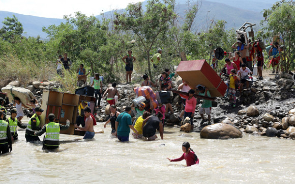 Un grupo de colombianos deportados de Venezuela y que entró a Colombia por el departamento de La Guajira (norte).
