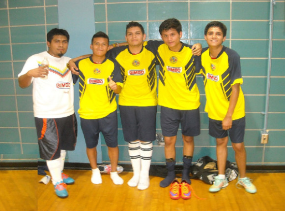 El quinteto del América que se encuentra compitiendo en el campeonato veraniego de indoor fútbol en la Liga de Fútbol Ángeles en Brooklyn. (Foto Buki Chapin).