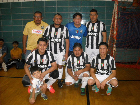 Integrantes del sexteto Manchester City que tiene entre sus filas al "Rey Vidal" mexicano y se encuenran en el septimo lugar en la Liga de Fútbol Ángeles en Brooklyn. (Foto: Buki Chapin).