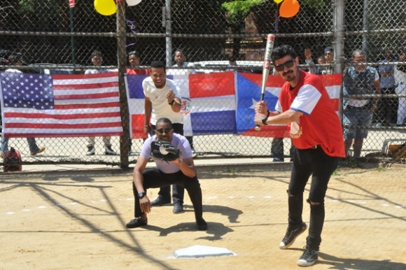 El bateador de honor Andrés Sánchez, como receptor Juan pantalion (hindo) presidente de Andrés Unidos Softball Team y como árbitro Jasón Valdez.