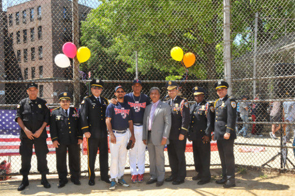 El presidente Félix Grant, en el centro con los directivo de la Liga Domingo Siminiel, Luis Gonzalez y la comitiva de la Academia Dominicana de Bomberos -filial New York integrada por el coronel Juan Gutierrez.
