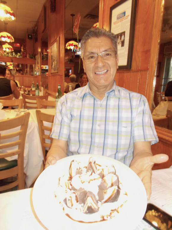 Don Pablo Calle, propietario fundador del famoso Donato’s de Woodside es un empresario con una gran visión y elevado nivel de profesionalismo. Es parte de una comunidad que le respeta y aprecia de corazón. Donato’s ofrece el 10% de descuentos a las personas de la tercera edad y está ubicado a dos cuadras de la avenida Roosevelt y a una de Skillman en el tradicional barrio Woodside en el condado de Queens.