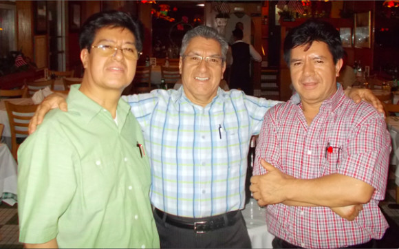 Los hermanos Calle son los propietarios de Donato’s, orgullo de Latinoamérica en el exclusivo barrio de Woodside en Queens. De Izq. a Der. Oswaldo, Pablo y Luis Calle, quienes se han especializado en la cocina italiana pero que ante todo ofrecen una atención eficiente, profesional y rebosante de la cordialidad de la linda gente de Deleg.