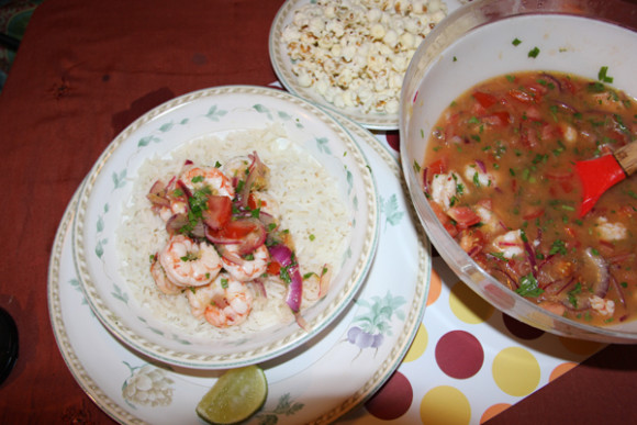 El ceviche ecuatoriano en su receta preparado con ingredientes latinoamericanos.