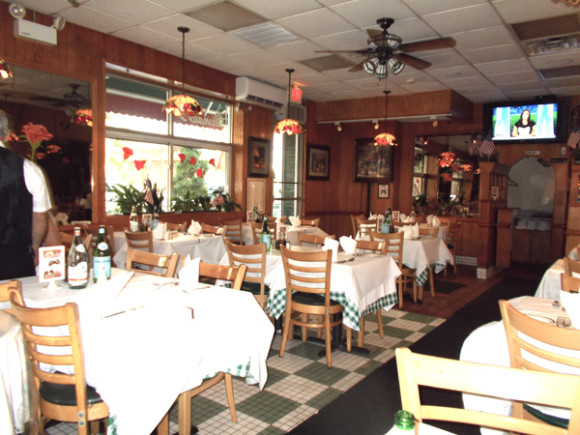 Una vista parcial del cálido restaurante italiano Donato’s, parte del Patrimonio del histórico barrio de Woodside. Además cuenta con un acogedor jardín en donde se pueden disfrutar de las apacibles tardes veraniegas con una fabulosa vista de uno de los más bonitos barrios de la ciudad mientras se deleita con sus platillos.