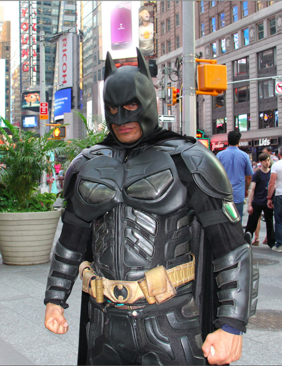 El Batman Cubano fue muy amable e indicó que el no tiene ningún tipo de problema porque el conoce la ley y sobretodo porque conoce sus derechos. “Yo tengo derecho a estar aquí y ni Bloomberg ni De Blasio van a hacer lo que quieren en contra de mis derechos”.