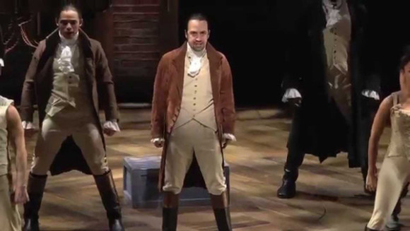 Después del éxito de "In The Heights", Luis Manuel Miranda vuelve a revolucionar Broadway con un musical a ritmo de hip-hop que cuenta la vida de Alexander Hamilton, uno de los padres fundadores de EE.UU, que ya ha contado con el mismo presidente Barack Obama entre el público.