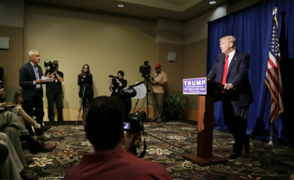 El periodista Jorge Ramos inquirió a Trump al comienzo de la rueda de prensa sobre sus polémicas propuestas migratorias, entre ellas la construcción de un muro en la frontera con México y la expulsión de 11 millones de indocumentados, ante lo que se inició una discusión entre ambos.