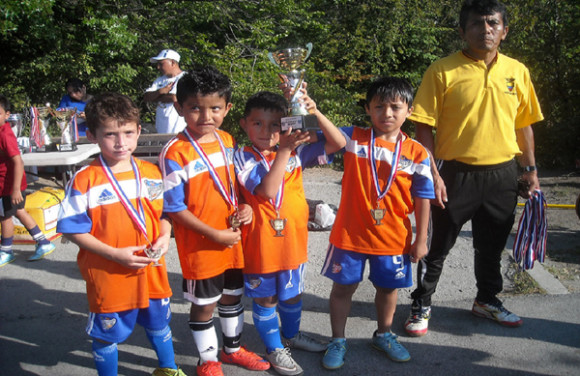 Los pequeñuelos del NYC Stars que terminaron ocupando el tercer lugar en la categoría U-7, del campeonato en la Chapina Youth Soccer League. (Foto: Buki Chapin).