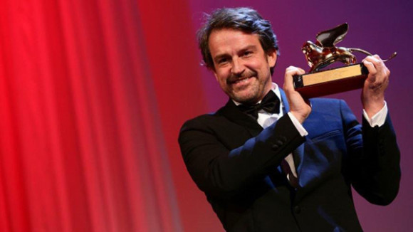 Lorenzo Vigas con su Le&oacute;n de Oro veneciano.