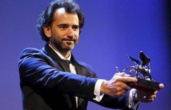 Pablo Trapero con su Le&oacute;n de Plata como mejor director de la Mostra di Venecia.