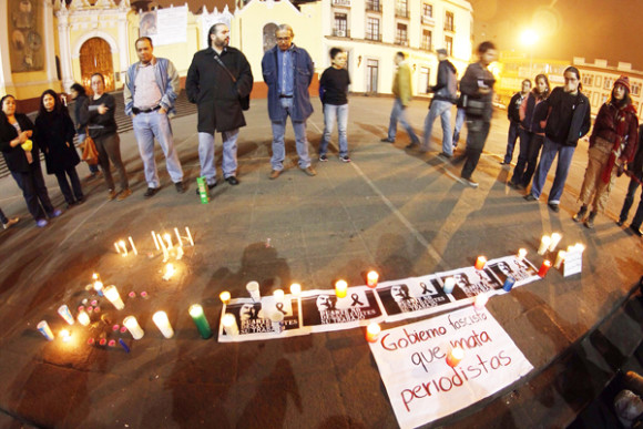 Periodistas del estado de Veracruz realizan una velada de protesta el martes 11 de febrero de 2014, en homenaje p&oacute;stumo al periodista Gregorio Jim&eacute;nez de la Cruz. 