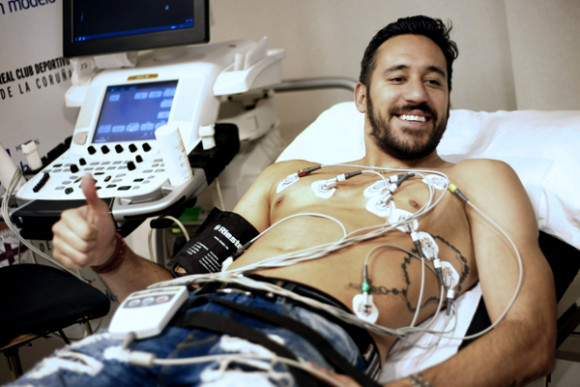 El jugador argentino Jonás Gutiérrez durante el reconocimiento médico al que ha sido sometido en A Coruña previo a su incorporación al Deportivo de La Coruña, su nuevo club en España.