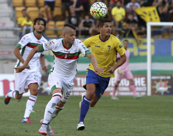 El uruguayo Nico López (izquierda) debuta en la liga española en el Granada C.F.