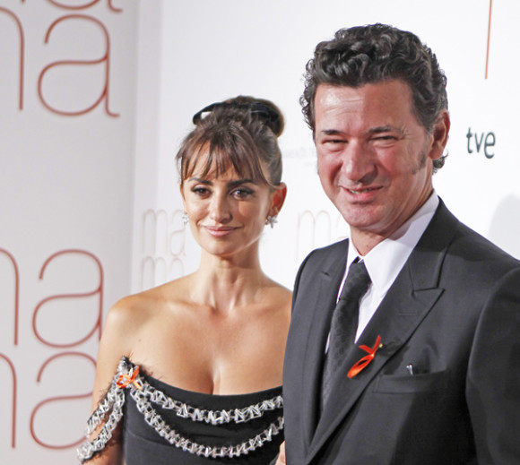 La actriz Pen&eacute;lope Cruz y el realizador Julio Medem, a su llegada a la premiere de su &uacute;ltimo trabajo, "Ma ma", en los cine Capitol de Madrid. (Foto Victor Lerena)