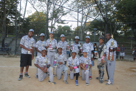 CAMPEON JUNIOR. La novena Carlos Batista, bajo la direcci&oacute;n de Junior Sierra y su hijo Valent&iacute;n, conquistaron el t&iacute;tulo de la categor&iacute;a Junior (13-14) de la Liga Rolando Paulino 2015. (Foto Mart&iacute;n Zapata).