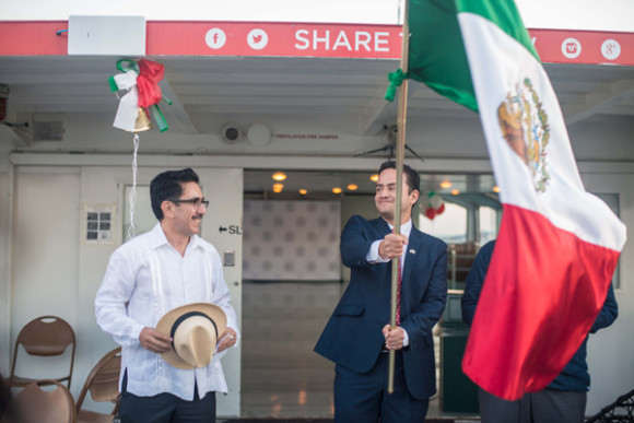 Director Ejecutivo de Mixteca Eduardo Penaloza y Consul Francisco Tovar dando el Grito de Independencia.