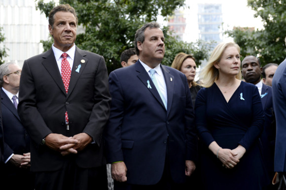 El gobernador de Nueva York, Andrew Cuomo (izda), el gobernador de Nueva jersey y candidato a la presidencia de Estados Unidos, Chris Christie (centro), y la senadora Kirsten Gillibrand (dcha) asisten a una ceremonia en el monumento a las v&iacute;ctimas del 11S en el Memorial del 11S en Nueva York.