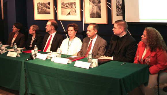 Durante la inauguración de la Semana de Derechos Laborales en la mesa principal, presidida por la Embj. Fuentes, Cónsul General de México en Nueva York, al centro, estuvieron presentes de Izq. a Der.: Kathryn Díaz, Asesora General de la Oficina del Contralor de la Ciudad de Nueva York; Judy A. Kennan, Directora Adjunta EEOC Distrito Nueva York; Dr. David Weil, Administrador Federal Departamento del Trabajo WHD; la Hon. Embj. Sandra Fuentes; Richard Mendelson, Administrador Regional Adjunto de OSHA; Rev. Patrick Keating, CEO y Director Ejecutivo Catholic Migration Services y Maria L. Rosado, Vice-Administradora Regional del Noreste de WHD.