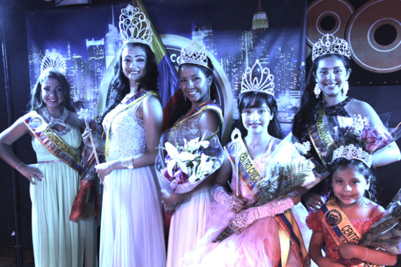 La Corte 2015 del 26o Reinado del Centro Cívico Colombiano la integran: Isabella Higuita, Reina Infantil; Angélica Lopez, Virreina infantil (quien no aparece en esta foto) y Daniela Bermejo, electa Princesa. La 26a Reina electa por unanimidad la Srta. Lina Cruz; la Virreina María José Lascarro y la Princesa Laura García, además de la Reina Junior.