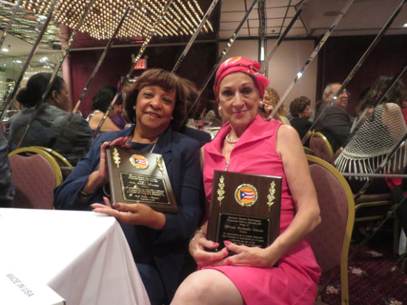 La vice presidenta del Comité del Desfile de la Hispanidad y del Club Cubano Interamericano Elena Martos y Miriam Fernández-Soberón