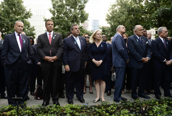 (De izda dcha) El senador Charles Schumer, el gobernador de Nueva York, Andrew Cuomo, el gobernador de Nueva jersey y candidato a la presidencia de Estados Unidos, Chris Christie, la senadora Kirsten Gillibrand, y los exalcaldes de Nueva York Rudy Giuliani (2&ordm;dcha) y Michael Bloomberg (dcha) asisten a una ceremonia en el monumento a las v&iacute;ctimas del 11S en el Memorial del 11S en Nueva York.