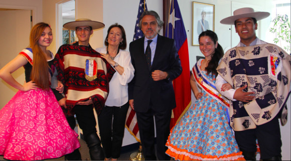  El flamante C&oacute;nsul General de Chile en Nueva York, Hon. Francisco del Campo junto a su esposa, la Consulesa Joyce Hein posaron en exclusiva para Impacto frente a las banderas de Chile y Estados Unidos, rodeados por j&oacute;venes chilenos, ganadores del Campeonato Nacional de baile, quienes participaron de la recepci&oacute;n para conmemorar el 18 de Septiembre.