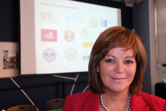 Porcentajes y cifras sobre los trabajadores latinos fueron presentadas por Diana Cortéz, Directora de área de OSHA, quien expresó la preocupación sobre la situación de la comunidad latina sobre seguridad en el lugar de trabajo. La Sra. Cortéz en perfecto castellano habló con los medios y proporcionó abundante material informativo.