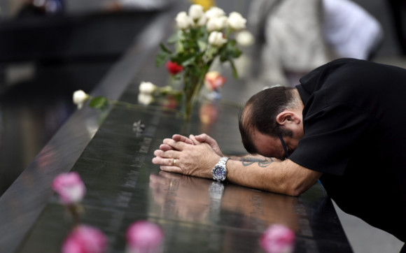El neoyorquino Rocco diNardo reza ante el monumento a las v&iacute;ctimas del 11S en el Memorial del 11S en Nueva York.