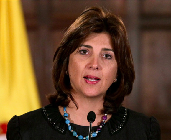 La ministra de Exteriores de Colombia, María Ángela Holguín, afirmó que no haya garantías de que los deportados y huidos de Venezuela pueden reunificar sus familias y recuperar sus enseres.
