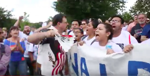 Durante un rally en Washington DC en el cual Trump era el principal orador, j&oacute;venes inmigrantes protestaron por el odio y ret&oacute;rica racista del candidato, mientras enfrentaban a seguidores del magnate que les gritaban, empujaban e incluso halaron del cabello a una joven mujer.