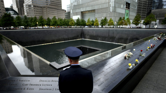 Un bombero observa el nombre de un ser querido en el monumento a las v&iacute;ctimas del 11S en el Memorial del 11S en Nueva York. 