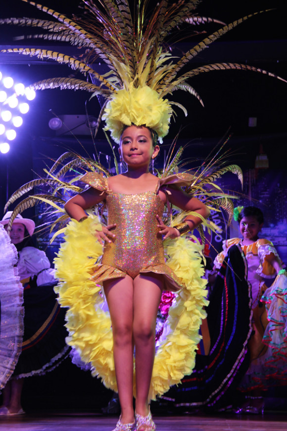 Los fastuosos trajes típicos con que participaron las candidatas al reinado infantil demostraron la seriedad con que sus padres y ellas apoyan el trabajo de promoción cultural del Centro Cívico Colombiano.