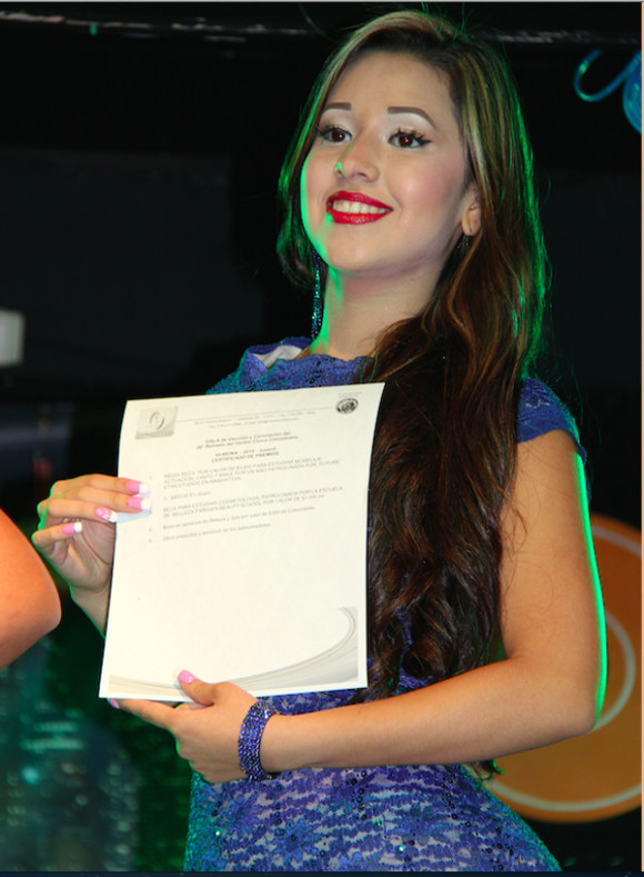 Hermosa y sonriente Valentina Posada, representante de Antioquía, recibe su carta premio como ganadora al mejor cabello.
