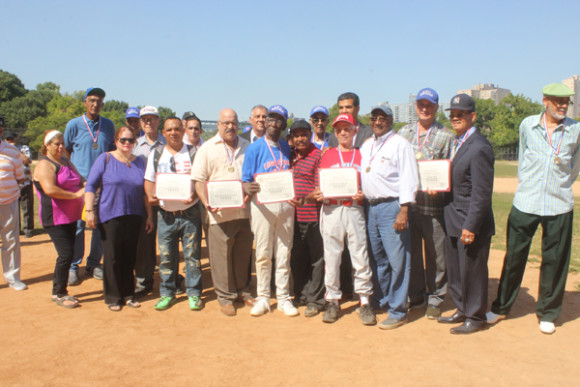 Martín Zapata, José Rodríguez, José –Grillo- Marte, Germán –Ronquito- Curiel, y el Valerio del Club Deportivo Dominicano, reciben proclamas del Consejo Municipal de Nueva York, enviada por la Concejal del Distrito 21 en Queens, Julissa Ferreras.