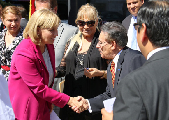 Manny Rosales, del Latino Coalition en Washington DC extiende la mano para saludar a la gobernadora interina de New Jersey Kim Guadagno.
