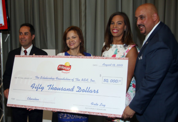 La Empresa Frito Lay, representada por la Sra Shawna Wilson, entregó un donativo de $50,000.00 para el Fondo de Becas que se entregaron durante la histórica noche de la Ceremonia de Becas. De izquierda a derecha: Rudy Fuertes, Presidente de la NSA; Shawna Wilson, Vicepresidenta de Frito Lay; Jenny Jorge y David Corona, miembros de la Junta Directiva de la NSA.
