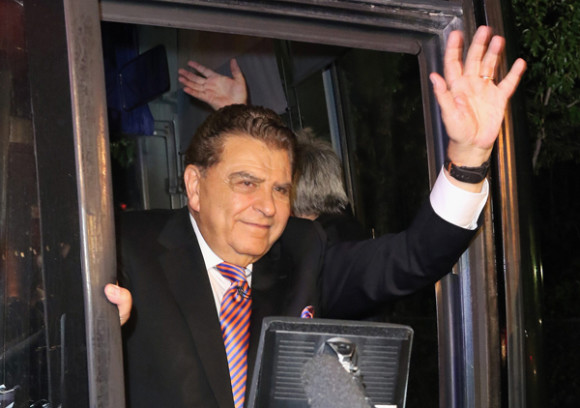 Con l&aacute;grimas en los ojos y convaleciente de un problema dental, el presentador Don Francisco se despidi&oacute; del programa "S&aacute;bado Gigante", tras 53 a&ntilde;os de emisi&oacute;n que lo han convertido ya en un hito de la televisi&oacute;n mundial. 