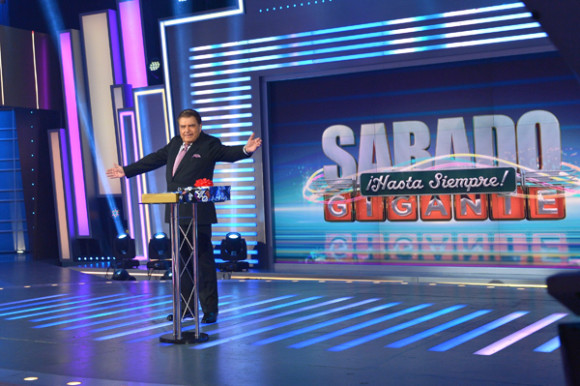 Fotograf&iacute;a de la noche del 19 de septiembre del presentador de origen chile Don Francisco en el escenario de su programa "S&aacute;bado Gigante", en la emisi&oacute;n final, en los estudios de Univisi&oacute;n, de Miami, Florida. 