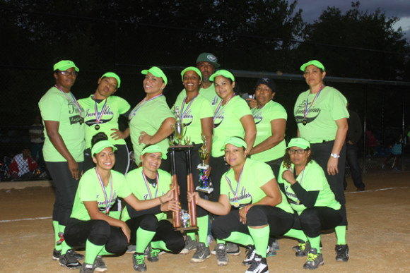 LAS INVENCIBLES, conquistaron el campeoanto de softbol femenino 2015 de la Liga la Curvita. (Foto cortesía Martín Zapata).
